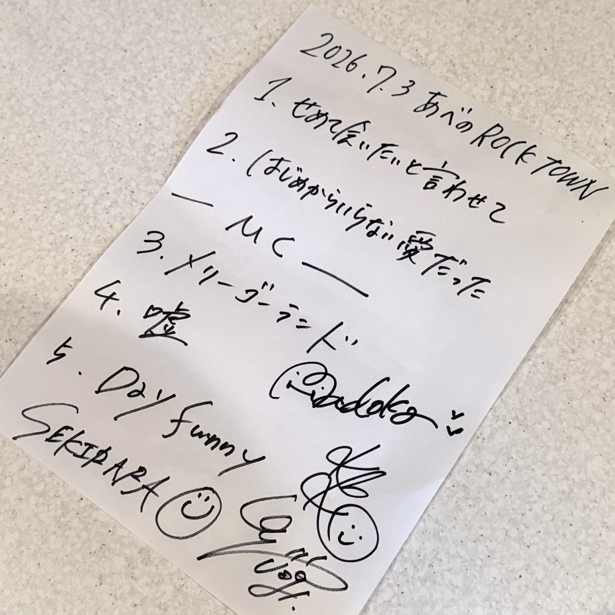 soramaroo's tweet photo. SEKIRARAの1日限定復活ライブへ。
耐えに耐えたけどDay funnyで寂しさと大好きが溢れてダメだった😭
でも最後は泣いて歌えてないユリカさん見て笑ってた、情緒😂
11年前に出会って、一緒に過ごした日々も沢山貰った思い出もキラキラな今夜も、ずっと大切にします☺︎
ありがとう、またね！
#SEKIRARA https://t.co/iLDaFsXZoD