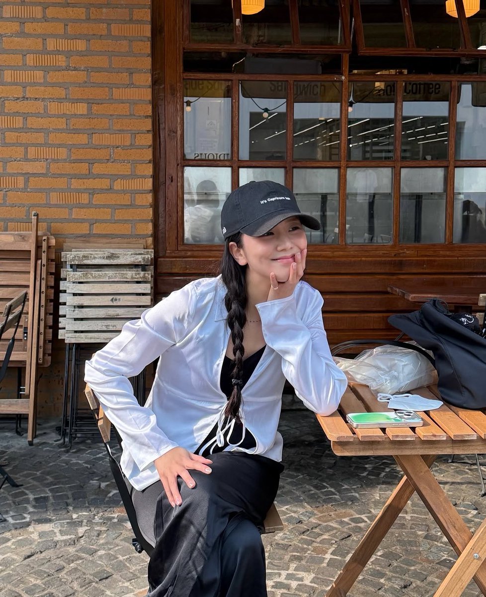 official_jensoo's tweet photo. they look so happy, and i’m so glad for them 🥹🤍🖤 https://t.co/U3UhyFEpaR