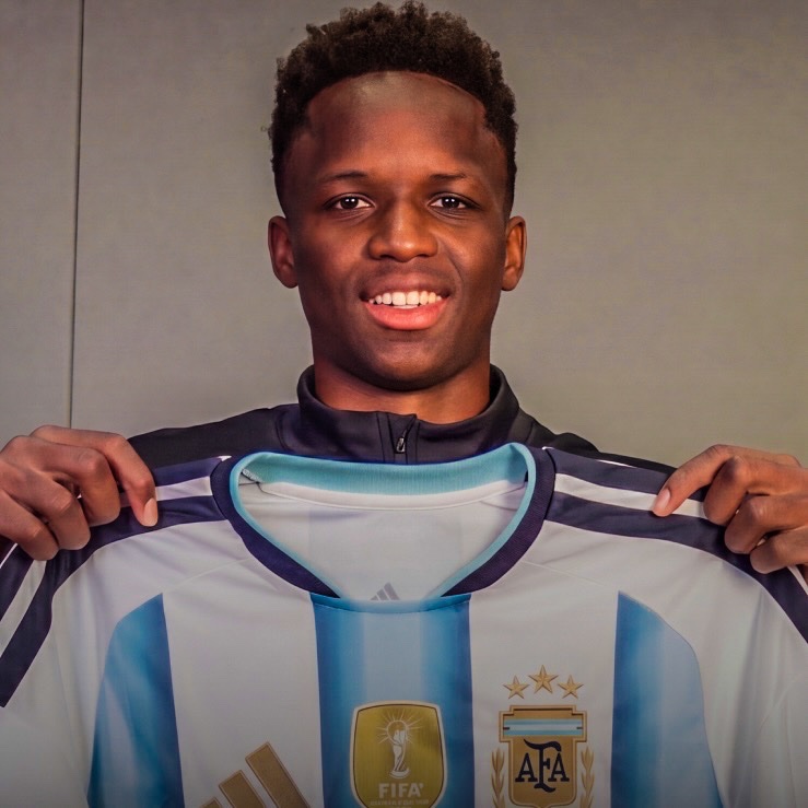 eurofootcom's tweet photo. ✅✨ Kiki Ramos (17), born in Haiti, was called up to Argentina's u17 team! 🇭🇹🇦🇷 

Ramos: "I was in a virtual Maths class. I got a message from my coach that said 'congratulations.' It caught my attention because I didn't understand why. Then my friends started writing to me congratulating me I opened the message and saw that it said AFA." 

"At first I misread the last name and thought they'd made a mistake! When I read it right, I couldn't believe it. I stopped the class, ran to tell my parents, and we hugged. It was a very beautiful moment." ❤️ 

He is a winger and currently plays for Vélez Sarsfield in Argentina.