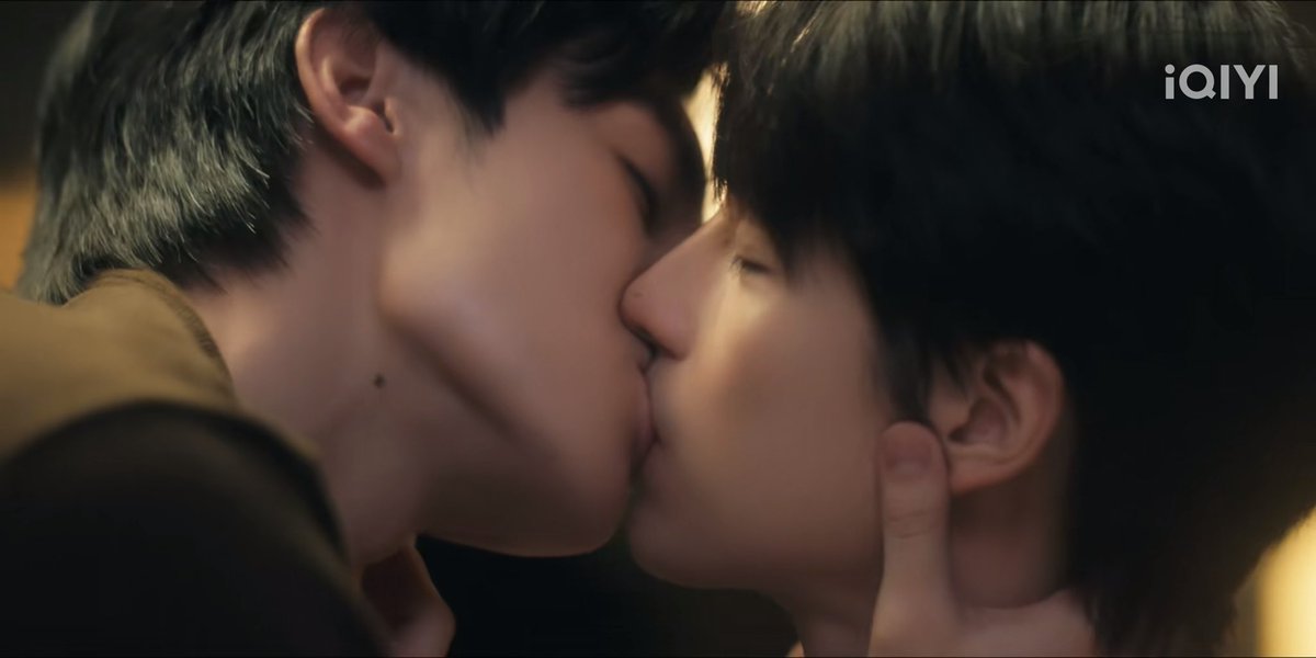 teehengarchive's tweet photo. รีวิว EP2 (ดูรอบแรก)

ชอบมากกว่าตอนแรกเยอะมากกกกกกกกกกกกกกกกกกกกก อะไรที่เรารู้สึกว่าเบียวเกินไปสำหรับเราใน EP1 แทบไม่มีแล้ว

จริง ๆ เราอ่านนิยายมาหลายรอบมาก แต่ครั้งนี้เป็นครั้งแรกที่รู้สึกแบบ completely sold ว่า นี่แหละ เจนเล็กกับเจนใหญ่ที่เดินออกมาจากนิยายจริง ๆ

Pace ยังเร็วเหมือนเดิม (ซึ่งก็เข้าใจได้เหมือนเดิม เพราะเนื้อหาเยอะมาก) แต่การเล่าเรื่องลงตัวขึ้นสำหรับเรา โดยเฉพาะการทำให้พี่เจนดูน่ากลัว คือหลายซีนให้ความรู้สึกว่าอำนาจที่เขามีมันเกินกว่าคนธรรมดาจะมีได้ almost inhuman จริง ๆ ทั้งความนิ่ง วิธีคิด การควบคุมทุกอย่าง แล้วอารมณ์ฮีคือขึ้นลงเหมือนไวกิ้งมาก เดาไม่ได้เลยว่าจะอ่อนโยนหรือจะน่ากลัวในวินาทีถัดไป

ด้วยความที่นิยายมีฉาก intimacy เยอะ เราเลยลุ้นมากว่าซีรีส์จะเล่าออกมายังไง แล้วชอบมากที่เลือกใช้ visual storytelling มากกว่าพึ่งแค่ฉากตรง ๆ การถ่ายมือ การถ่ายเท้า การใช้ไซส์ดิฟ ทุกอย่างมัน so sensual without feeling gratuitous. แค่ภาพมือก็อีโรติกมากแล้ว ทุกช็อตที่กล้องจับมือคืออวยหมด DoP กับผู้กำกับเก่งมาก ภาษาภาพแข็งแรงจริง ๆ

แล้วก็ขออวยเรื่อง consent อีกรอบ เพราะยอมรับว่าก่อนดูค่อนข้างกังวลเรื่องนี้ แต่บททำออกมาดีมาก consent is so sexy. มันไม่ได้ทำให้โมเมนต์สะดุดเลย กลับทำให้ทุกอย่างมีความหมายขึ้น และยิ่งทำให้เห็นว่าความใกล้ชิดมันควรมาพร้อมกับการเคารพกันเสมอ

อีพีนี้ตี๋กับเฮงได้ปล่อยของจริง ๆ โดยเฉพาะน้องเฮง เก่งมากจนไม่อยากเชื่อว่านี่คือบทนำเรื่องแรก ซีนทะเลาะกับพุฒิ ซีนโกรธพี่เจนหลังเห็นบัตรประชาชน ทุกอารมณ์ส่งถึงคนดูหมด รับรู้ได้เลยว่าเจนเล็กกำลังคิดอะไร รู้สึกอะไรในแต่ละวินาที

ส่วนพี่ตี๋… จิตมาก 😭 ทุกซีนที่พี่เจนไม่พอใจคือโคตรหลอน ฮีไม่ต้องตะโกน ไม่ต้องใช้ความรุนแรง แต่แค่สายตากับน้ำเสียงก็ทำให้รู้สึกกดดันแล้ว พี่เจนเป็นตัวละครที่ deeply unsettling. น่ากลัวจนบางทีแทบไม่รู้สึกว่าเป็นมนุษย์ธรรมดา แล้วมันยิ่งทำให้ตัวละครนี้น่าสนใจมากขึ้นไปอีก

สุดท้ายอยากชมทีมงาน นักแสดง และทุกฝ่ายจริงๆ นี่เป็นหนึ่งในอีพีที่สมบูรณ์แบบมากสำหรับเรา เป็นงานที่เชื่อใจคนดู ไม่ยัดทุกอย่างใส่บทพูด555555 แต่ปล่อยให้ภาพ การแสดง และบรรยากาศทำหน้าที่ของมันเอง(บ้างอะไรบ้าง)

Huge props to everyone involved. ขอให้ซีรีส์เรื่องนี้ได้รับผลตอบรับที่คู่ควรกับความตั้งใจของทุกคนจริง ๆ 🖤

DBTE RULES EP2 #อย่าขอพี่เจนEP2