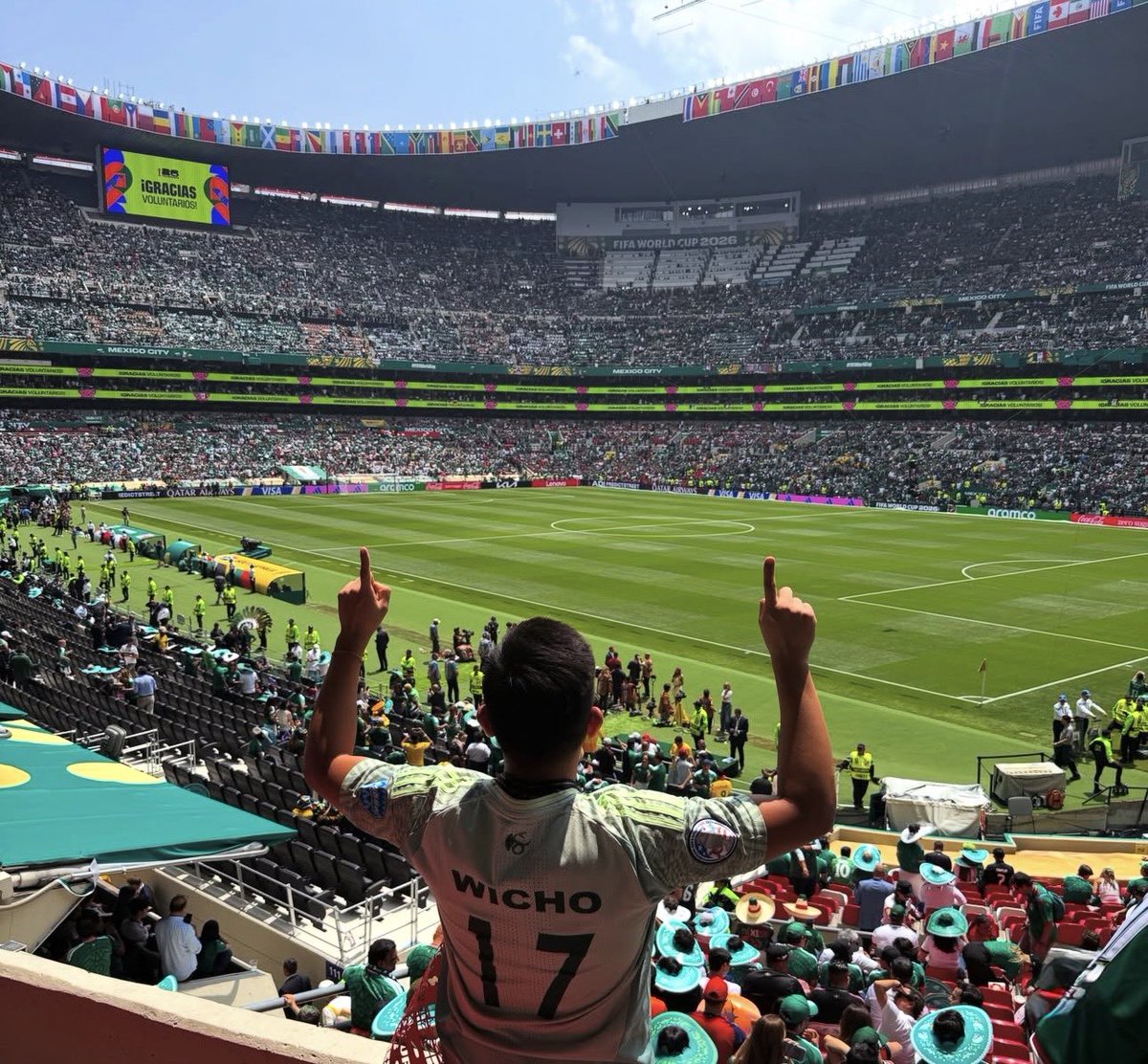 _Itstudishbitch's tweet photo. Y si sí? 🏆 la primera ya descansa en el estadio azteca 🏟️ Dios bendiga al fútbol 🙏🏼 https://t.co/uxRXxROs4q