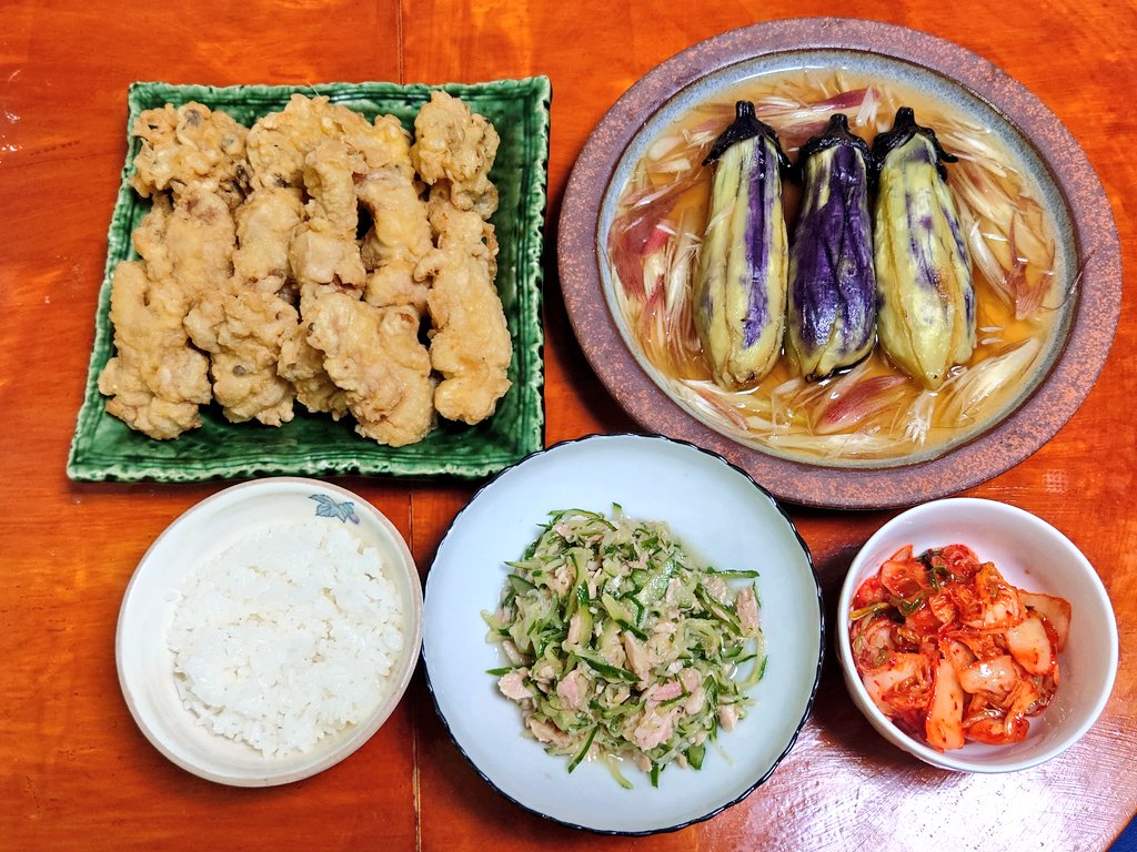 pekochan369's tweet photo. 今日の晩ごはん

ミョウガと丸ごと茄子
鶏天
しめじ天
きゅうりとツナの和え物
キムチ

#ご飯ペロリ🍚 #おうちごはん #晩ごはん #ばんごはん #料理好きな人と繋がりたい #お腹ペコリン部  #X家庭料理部 #おうちごはん𓎩𓌉𓇋  #天ぷら #ナス #野菜 https://t.co/RRfKMOKDFH