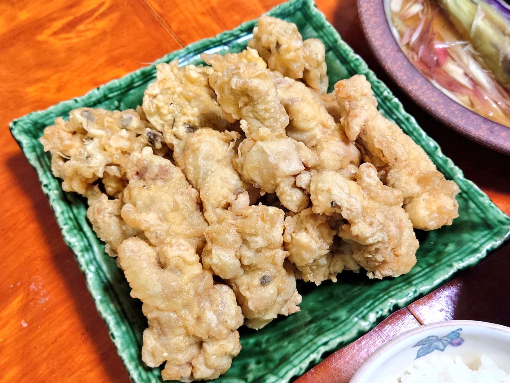 pekochan369's tweet photo. 今日の晩ごはん

ミョウガと丸ごと茄子
鶏天
しめじ天
きゅうりとツナの和え物
キムチ

#ご飯ペロリ🍚 #おうちごはん #晩ごはん #ばんごはん #料理好きな人と繋がりたい #お腹ペコリン部  #X家庭料理部 #おうちごはん𓎩𓌉𓇋  #天ぷら #ナス #野菜 https://t.co/RRfKMOKDFH