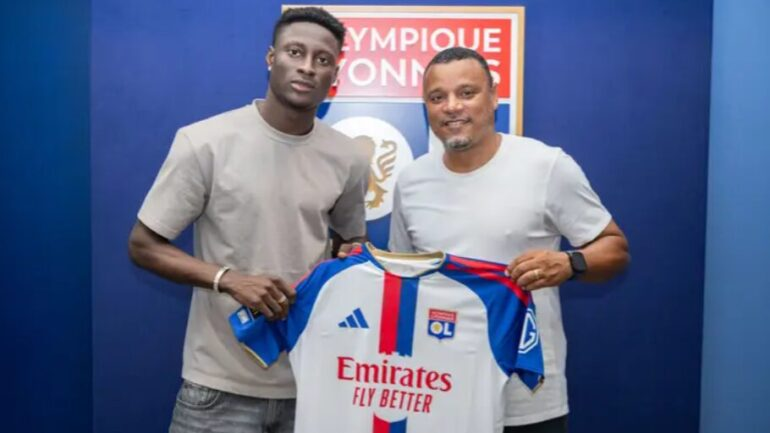 _BeFootball's tweet photo. 🚨 OFFICIEL ! MOHAMED OUÉDRAOGO 🇧🇫 SIGNE À L’OL ! 🦁

« Mon papa était un grand supporter de l’OL… c’est un rêve qui devient réalité », a réagi le joueur.

Montant : 2,2M€ + 0,6M€ DE BONUS 🤑

📸@OL https://t.co/XlcVtD4JRb