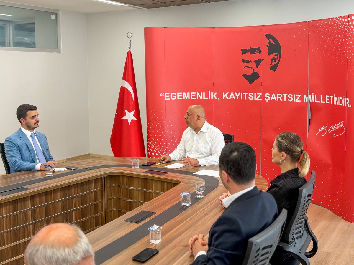 Arnavutkoy_K's tweet photo. Arnavutköy Kent Konseyi Başkanlığına seçilen Ali SOYLU, yönetim kurulu üyeleriyle birlikte Kaymakamımız Mahmut HERSANLIOĞLU'nu ziyaret etti.

Kaymakamımız Mahmut HERSANLIOĞLU, Ali SOYLU ve yönetimine hayırlı olsun dileklerini ileterek yeni görevlerinde başarılar temenni etti.

@TC_istanbul