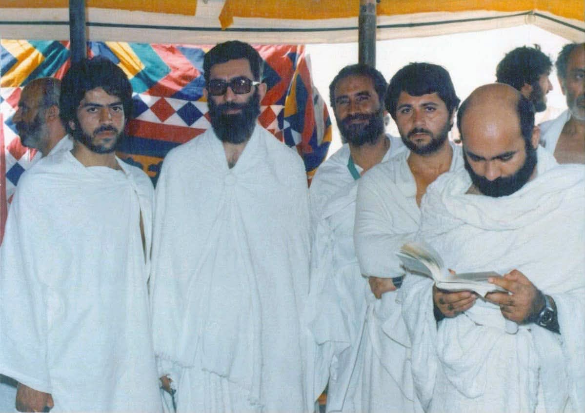 haideraz24's tweet photo. يوم الاثنين
9 / ذي الحجة/ 1402 هجري
27/ 9/ 1982 ميلادي
صورة التقطت في خيام منى اثناء تأدية مناسك الحج
الثاني من اليسار هو اية الله الشهيد السيد علي الحسيني الخامنائي قدس الله روحه [2026 - 1939]
يومها كان ابن 43 عاما
الحقه الله بدرجة ابائه مع الشهداء والصديقين وحسن اولئك رفيقا. https://t.co/8iuEF35u7N