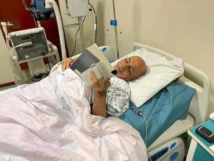 Omar2047Azizi's tweet photo. جلالتمآب ولسمشر محمداشرف غني د خپل حاکمیت پرمهال چې کله ناروغ شو نو د هېواد په روغتون( نظامي روغتون) کې د خپلې ناروغۍ درملنه ترسره کړه.

جلالتمآب کولای شوای چې له هېواد څخه بهر ته ولاړشي او خپل علاج  د نړۍ په پرمختللو هېوادونو کې ترسره کړي  خو هغه غوښتل چې په کور دننه دخپلې ناروغۍ درملنې له لارې دا پیغام  ورسوي  چې افغان طبیبان دا وړتیا لري چې  د هېواد د ولسمشر معالجه وکړي نو کولای شي چې د خپل  نور ولس، سیاسیونو او نورو مشرانو علاج هم وکړي  نو بايد ټول په خپلو طبیبانو باور ولرو  او هغه مالي مصارف چې  افغانان يي د معالجې لپاره په نورو هېوادونو کې مصرفوي باید د کور دننه يي مصرف کړي.

په عکس کې ښکاري چې عالم او قلم پالونکی  ولسمشر سره له دې چې دناروغۍ په بستر پروت دی خو بیا هم د کتاب په لوستلو بوخت دی نو دا پیغام ورکوي ترڅو د هېواد ځوانان او نور سیاسیون په سختو حالاتو کې هم  باید د کتاب او علم سره خپله ژوره مینه  ولري او کتاب لوستل د خپل کلتور یوه اړینه برخه وګرځوي.
❤️🇦🇫❤️