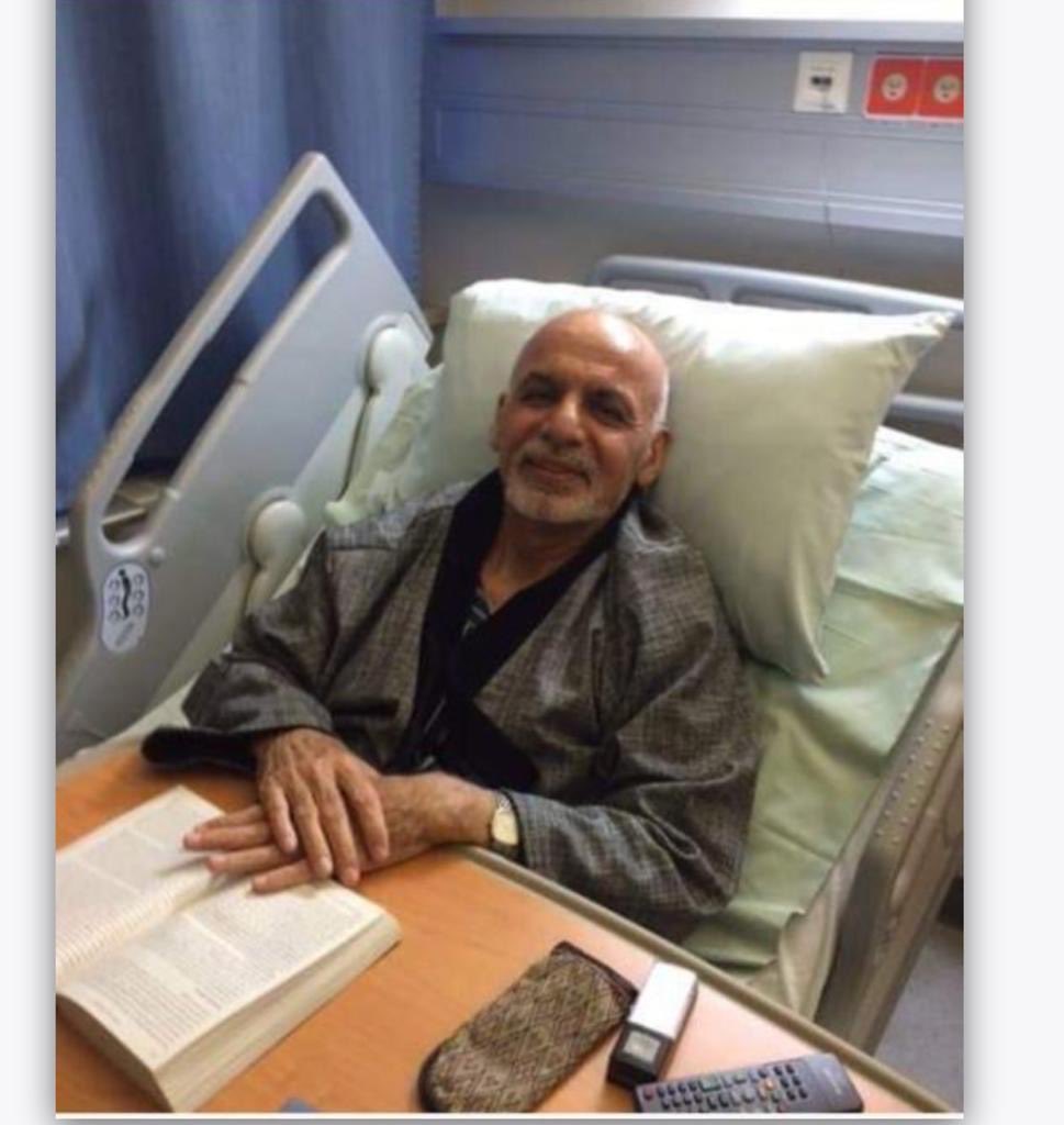 Omar2047Azizi's tweet photo. جلالتمآب ولسمشر محمداشرف غني د خپل حاکمیت پرمهال چې کله ناروغ شو نو د هېواد په روغتون( نظامي روغتون) کې د خپلې ناروغۍ درملنه ترسره کړه.

جلالتمآب کولای شوای چې له هېواد څخه بهر ته ولاړشي او خپل علاج  د نړۍ په پرمختللو هېوادونو کې ترسره کړي  خو هغه غوښتل چې په کور دننه دخپلې ناروغۍ درملنې له لارې دا پیغام  ورسوي  چې افغان طبیبان دا وړتیا لري چې  د هېواد د ولسمشر معالجه وکړي نو کولای شي چې د خپل  نور ولس، سیاسیونو او نورو مشرانو علاج هم وکړي  نو بايد ټول په خپلو طبیبانو باور ولرو  او هغه مالي مصارف چې  افغانان يي د معالجې لپاره په نورو هېوادونو کې مصرفوي باید د کور دننه يي مصرف کړي.

په عکس کې ښکاري چې عالم او قلم پالونکی  ولسمشر سره له دې چې دناروغۍ په بستر پروت دی خو بیا هم د کتاب په لوستلو بوخت دی نو دا پیغام ورکوي ترڅو د هېواد ځوانان او نور سیاسیون په سختو حالاتو کې هم  باید د کتاب او علم سره خپله ژوره مینه  ولري او کتاب لوستل د خپل کلتور یوه اړینه برخه وګرځوي.
❤️🇦🇫❤️