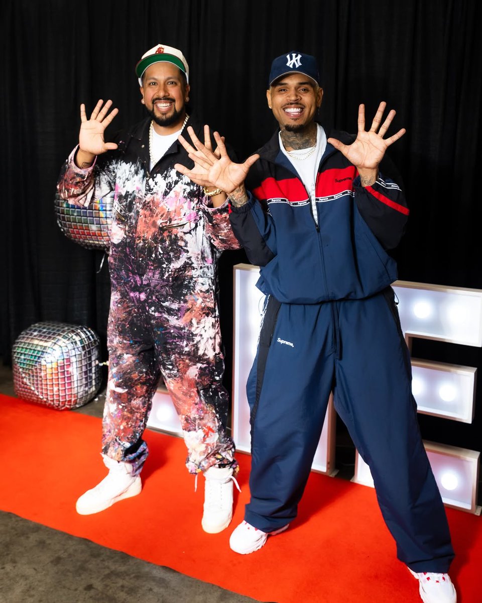 hwloiza's tweet photo. This fan has met Chris Brown for the TENTH time. That’s amazing fr 🥹. https://t.co/h8xYVZJdt0