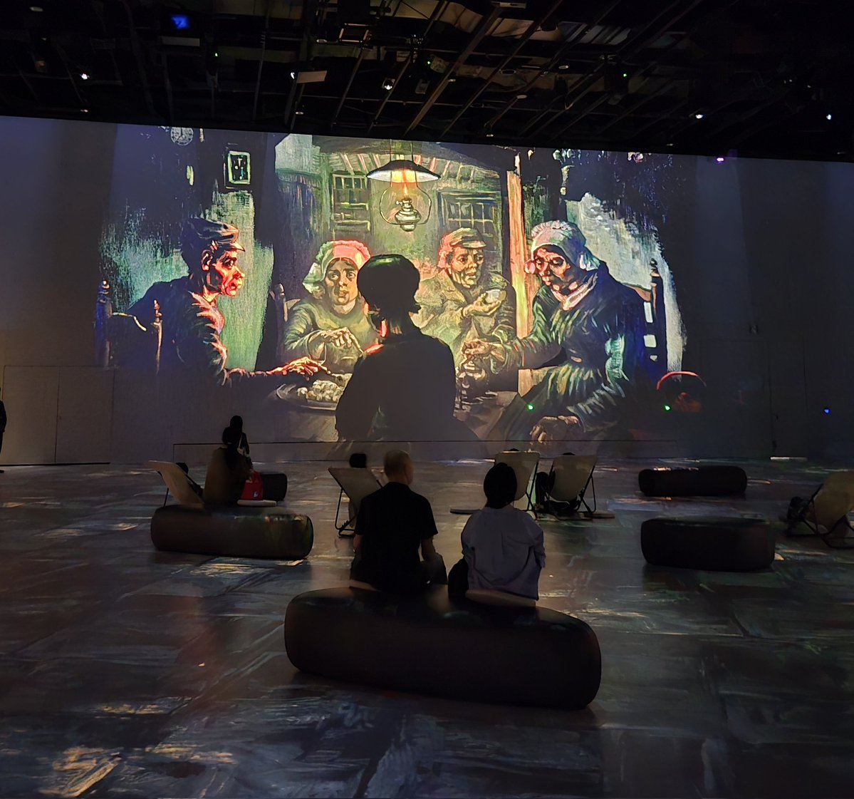 ImmersiveExper9's tweet photo. 有明、東京ドリームパークで開催中のフランス発イマーシブアート「RÊVE DES LUMIÈRES」。映えだけのよくあるやつを想像していたらいい意味で裏切られました。画家へのリスペクトを感じる内容で、ストーリー性のある展開と音がとてもよかったです。美術が好きな人の方が楽しめそうな印象。 https://t.co/AOpu2qknqz