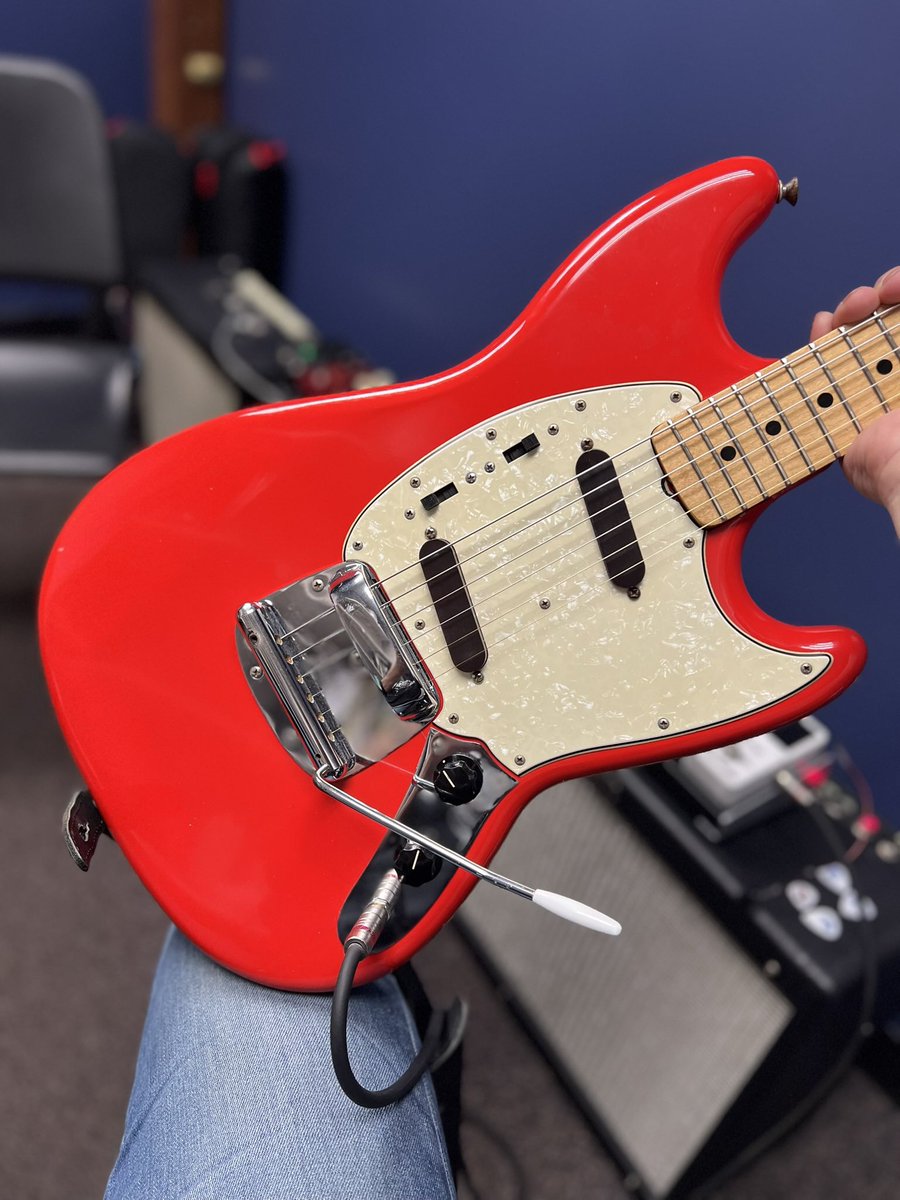 TomoJustFunky's tweet photo. Charさんはボクの永遠のギターヒーロー❤️1978 Fender Mustang！クリームだったので自分でホワイトに塗り替えました
あんまり酷い塗装だったので@KanjiKawabata くんにフィエスタレッドにラッカー塗装してもらいました
とっても見た目も綺麗になりました！
あなたのギターヒーローは、誰でしょうか？ https://t.co/c3k4ksJuKB