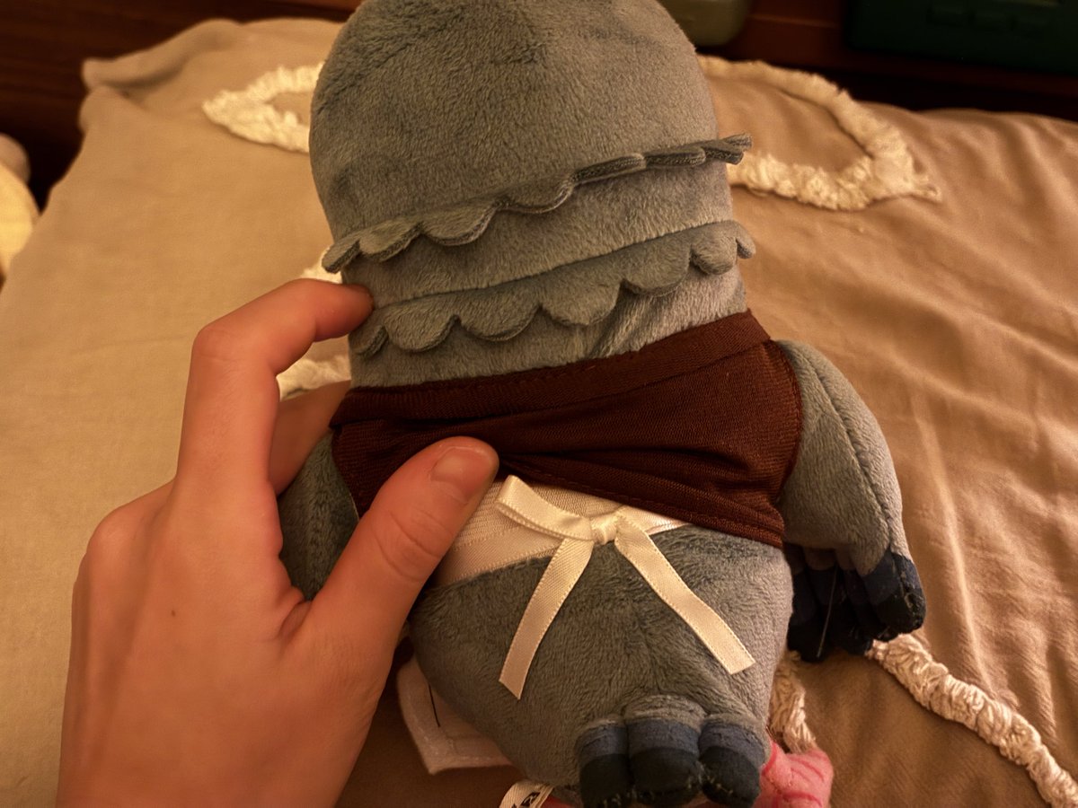 firework_0526's tweet photo. マスターの背中から白いリボンが出てると思ったら服の下まで作り込んであってびっくり、ええなぁ https://t.co/5DmRDTmDKO