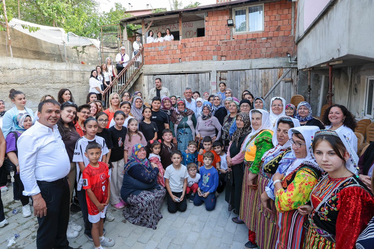 eczozgurozel's tweet photo. Bugün Kastamonu'da bir bardak çayın yanında memleketi konuştuk.

Esnafın yüzünde geçim derdini, köylünün elinde emeği, analarımızın, çocuklarımızın yüzünde umudu gördük.

Milletin derdi uzakta değil.
Elini uzatınca tutuyorsun.

Biz o eli bırakmayacağız! https://t.co/CZVtLa5wkQ