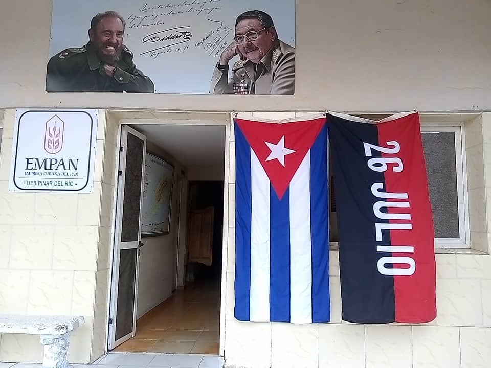 oviamna96084's tweet photo. En saludo al aniversario del Día de la Rebeldía Nacional, los trabajadores de la EPIA #PinardelRío nos unimos en jornadas de embellecimiento y engalanamiento de nuestros centros. Con banderas, limpieza y amor por la historia, reafirmamos nuestro compromiso con la Revolución. https://t.co/4kfFS21PSm