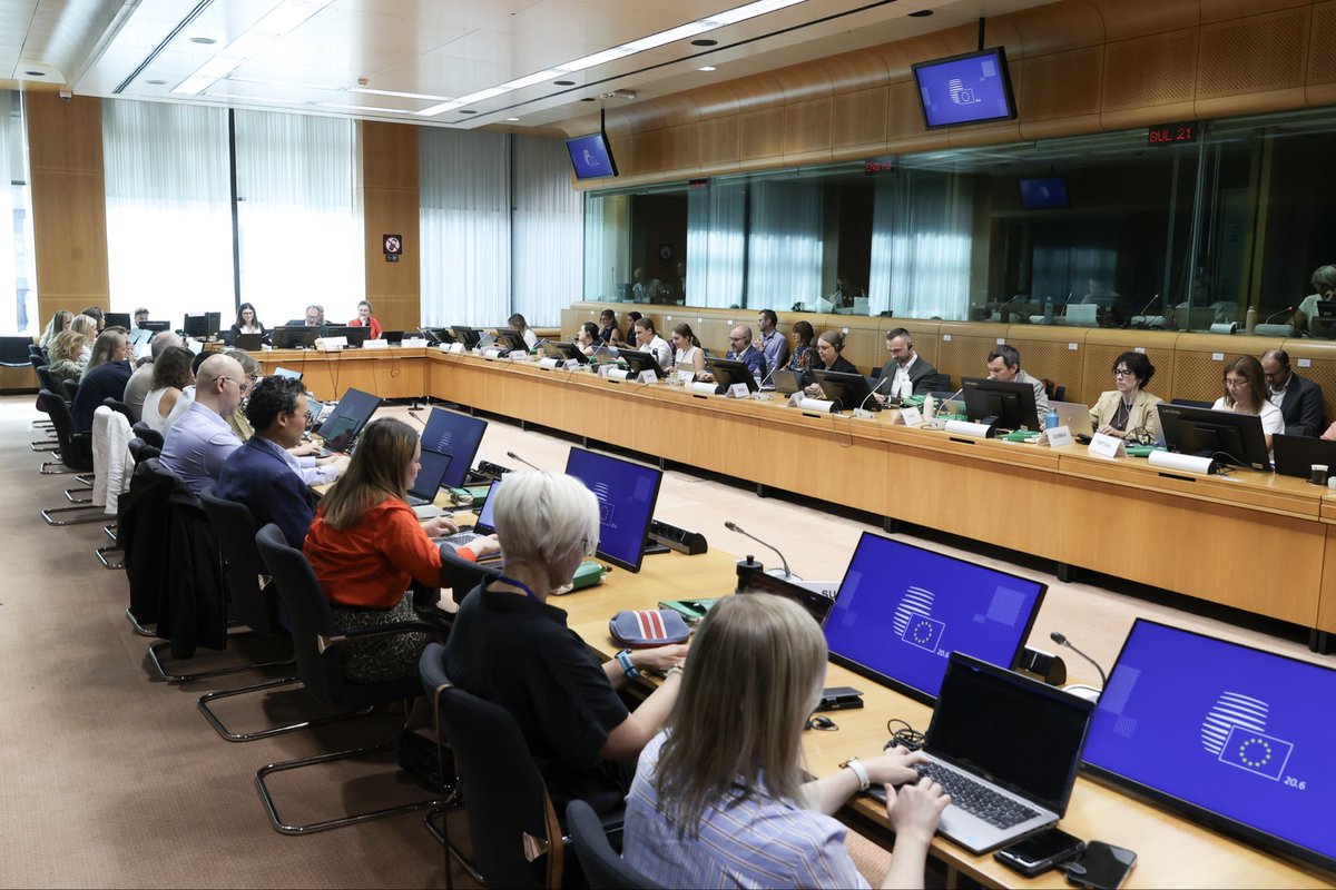 Ireland2026eu's tweet photo. Rinne Uachtaránacht na 🇮🇪 cathaoirleacht i nGaeilge ar mheitheal de chuid na Comhairle den chéad uair inniu.

Seo an chéad Uachtaránacht 🇮🇪 ó rinneadh teanga oibre iomlán den Ghaeilge in 2022.

Teist ar áit lárnach na Gaeilge i ngnóthaí an AE! https://t.co/JaUr98VH6c