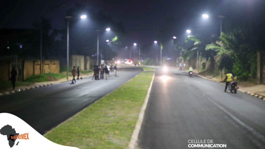 rkitsita's tweet photo. #RDC: KISANGANI S’ILLUMINE AVEC SAFRIMEX

L’avenue du Président se révèle sous un nouveau jour. Entièrement réhabilitée, elle relie désormais l’Espace 3000 au rond-point Conteneur dans un cadre moderne et sécurisé.

À la tombée de la nuit, les lampadaires illuminent cette importante artère, offrant un environnement plus sûr, plus agréable et plus accueillant. La ville vibre, respire et poursuit sa transformation.

Avec SAFRIMEX, les infrastructures ne se limitent pas aux routes. Elles apportent aussi la lumière, renforcent la sécurité et améliorent durablement le cadre de vie des habitants.