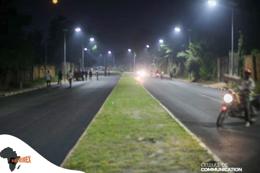 rkitsita's tweet photo. #RDC: KISANGANI S’ILLUMINE AVEC SAFRIMEX

L’avenue du Président se révèle sous un nouveau jour. Entièrement réhabilitée, elle relie désormais l’Espace 3000 au rond-point Conteneur dans un cadre moderne et sécurisé.

À la tombée de la nuit, les lampadaires illuminent cette importante artère, offrant un environnement plus sûr, plus agréable et plus accueillant. La ville vibre, respire et poursuit sa transformation.

Avec SAFRIMEX, les infrastructures ne se limitent pas aux routes. Elles apportent aussi la lumière, renforcent la sécurité et améliorent durablement le cadre de vie des habitants.