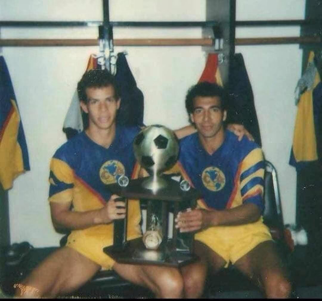 picohernandez's tweet photo. Un día como hoy pero 38 años atrás salimos campeones con América en el majestuoso Estadio Azteca!!💙💛🇺🇾⚽️💪🏼 https://t.co/DAdIxbd9fj