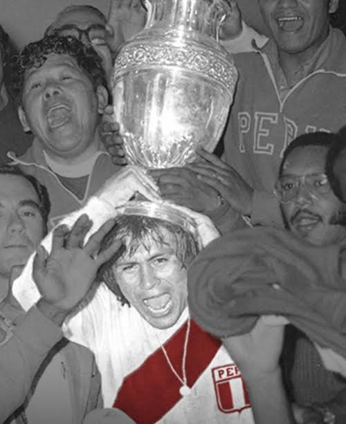 basurerosoy's tweet photo. Primera Copa América donde participaron las 10 selecciones sudamericanas: 1975
Campeón: Perú 🇵🇪
Mejor Jugador: Don Hugo Sotil Yerén
Del DEPORTIVO MUNICIPAL PARA EL MUNDO ⚪️🔴⚪️ https://t.co/V15W9xEjbH