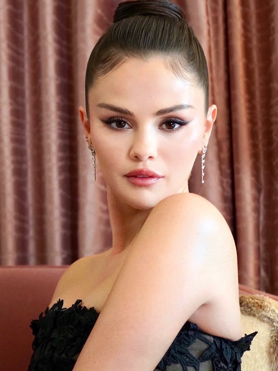 selenagomezbr's tweet photo. Simplesmente Selena Gomez usando joias do designer brasileiro Fernando Jorge. 💎 https://t.co/GMBOQ18aYK
