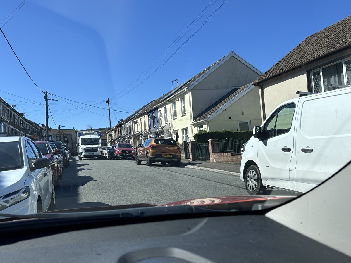 huwgarms's tweet photo. @tesco2799  hi , appreciate that delivering round valley streets can be challenging but , large space ls opposite and two slightly infront of this driver today sat in hot car unable to pass , a little more consideration for residents wouldn’t go amiss thank you 🙏 train to catch https://t.co/mo91ceSb0o