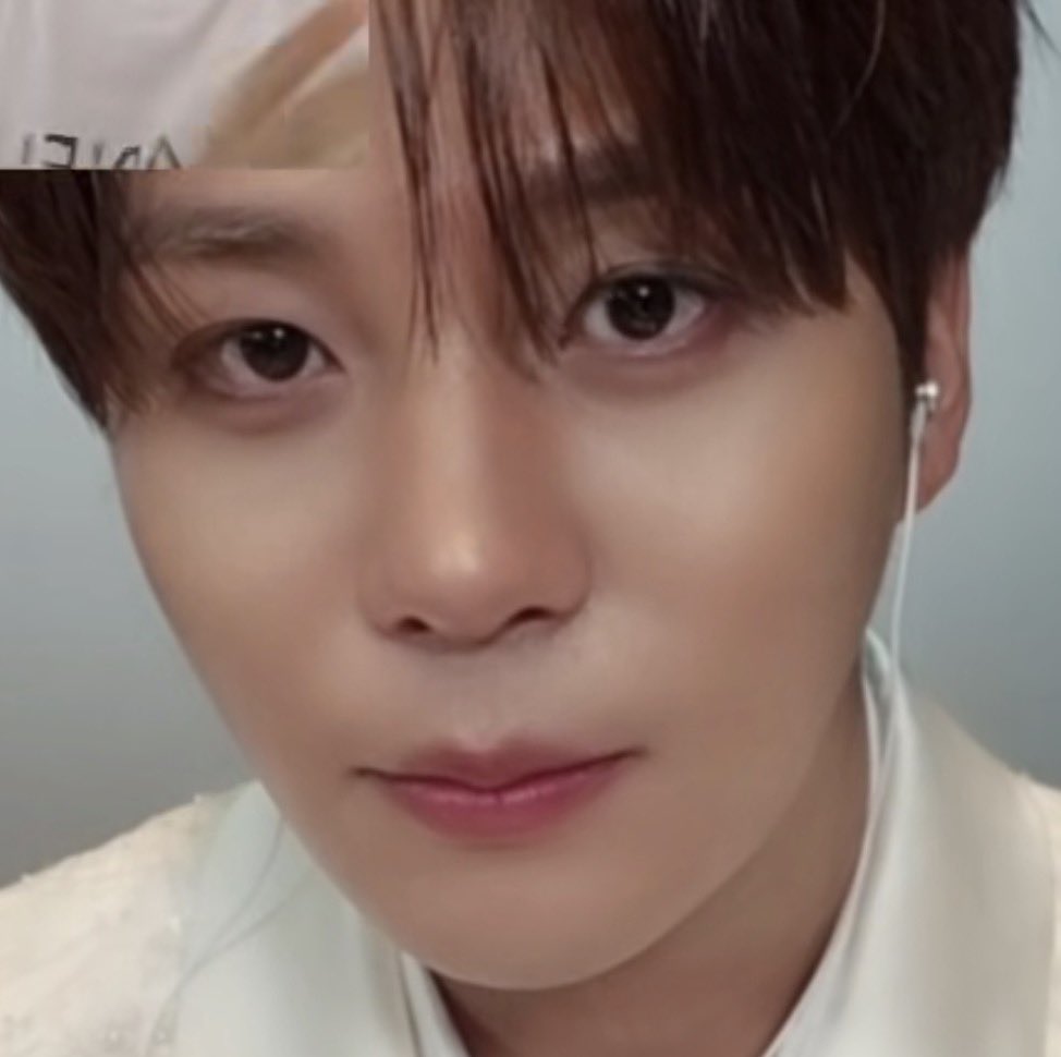 mingimangimong's tweet photo. the appmu staff dialled the wrong number and a fan of another group (who had their fancall the previous day) picked up looking confused asf because she wasn’t familiar with ateez 😭

but he was still so calm while handling the situation omg ..

full video: https://t.co/9nwJjXOv1W https://t.co/gCkuCEOqZq