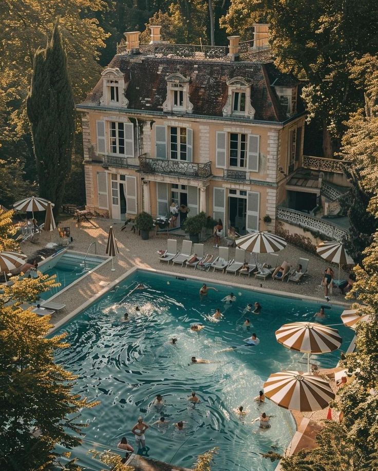 NaturalEye78321's tweet photo. Describe this place in ONE word. https://t.co/gKBpczfl1l