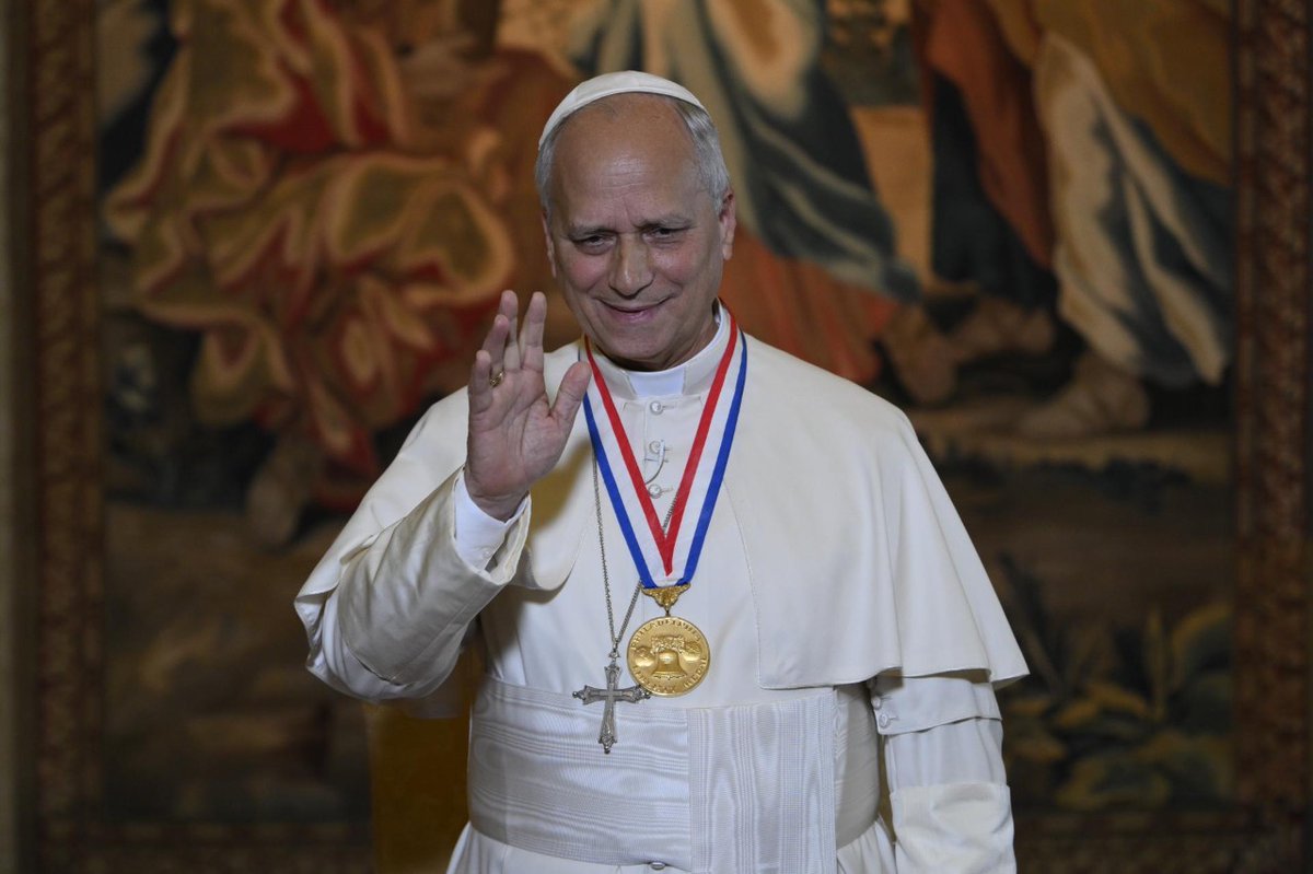 vaticannews_es's tweet photo. 🇺🇸 En vísperas de las celebraciones del 250º aniversario de la Declaración de Independencia de #EstadosUnidos, el primer Pontífice nacido en dicha nación recibió la Medalla de la Libertad del @ConstitutionCtr de #Filadelfia. https://t.co/PIGUzwCqqf https://t.co/50QWRNLlVM