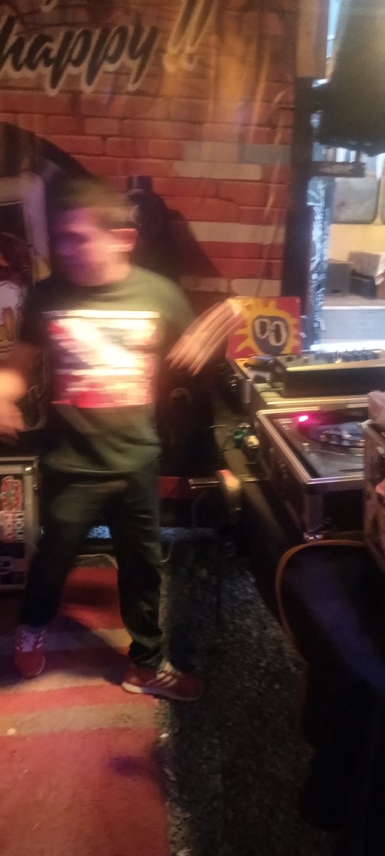 fcotapiarobles's tweet photo. Volvemos a hacer girar los fierros.
Este domingo desde las 20:00 hrs en #AltaBar vamos con una hermosa selección de #Grunge estrenando vinilos de #RosaMagnoliaRecords
Machacando la membrana 🎧
No hay otro sitio en Osorno en donde los vinilos puedan sonar mejor que en ALTA BAR https://t.co/OUVMxVnhdU