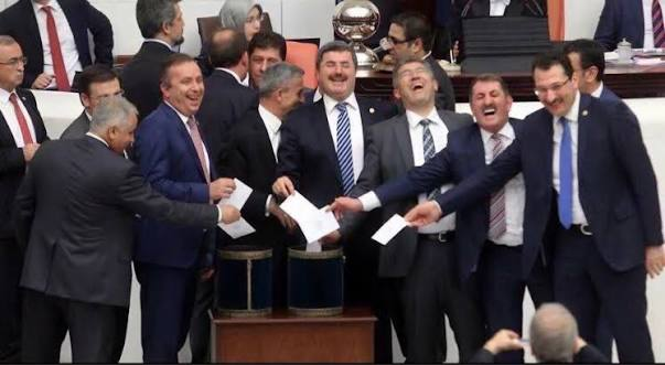 DeSeteneya's tweet photo. Hem Milletvekili hem emekli vekil maaşı 510.840 TL

Emekli maaşı 23.560 TL

#EmekliMaaşınaBrandaYetmez https://t.co/AcX26ibjuq
