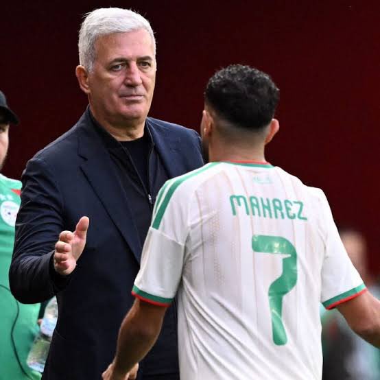 JDZFootball's tweet photo. 🚨⚡️ À l’issue du match, un accrochage a  eu lieu entre Mahrez et Petkovic. 

Mahrez n’aurait pas apprécié que Vladimir ne calcule pas ses joueurs pour aller voir les suisses. 

Le groupe à la fin du match était très remonté contre Vladimir. https://t.co/Nns3WniXwU