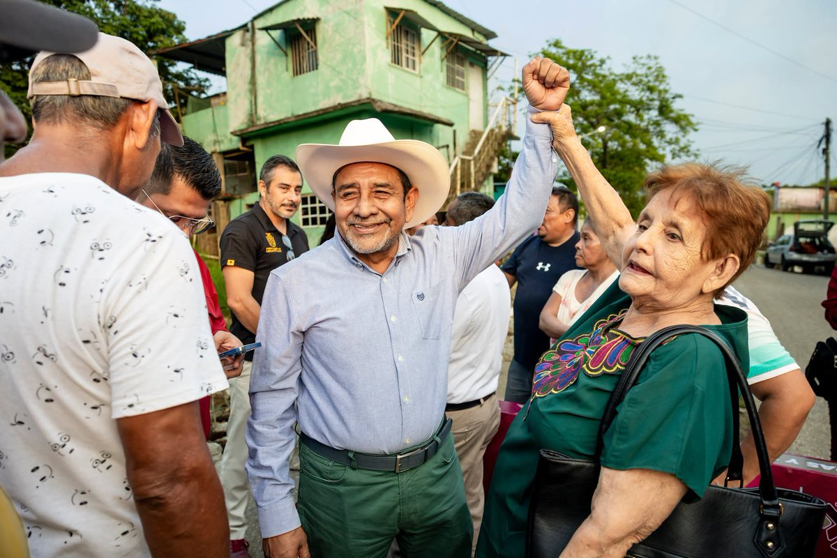 gobminatitlan's tweet photo. El alcalde Guillermo Reyes Espronceda atiende demanda histórica de las familias de las colonias El Palmar y Playón Sur con la rehabilitación de la red hídrica de la calle Mérida, otorgando servicios básicos de calidad para sus habitantes. 

#UnidadPorElBienDeTodos #Minatitlán https://t.co/MmkxYUjl5Z