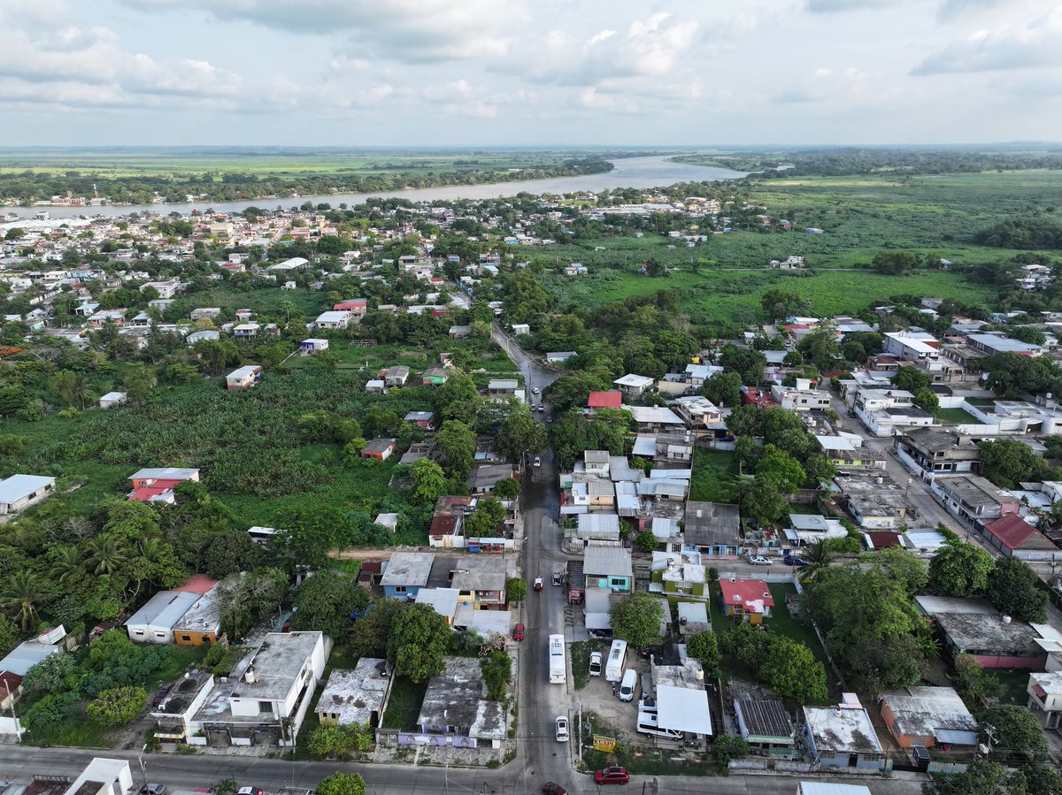 gobminatitlan's tweet photo. El alcalde Guillermo Reyes Espronceda atiende demanda histórica de las familias de las colonias El Palmar y Playón Sur con la rehabilitación de la red hídrica de la calle Mérida, otorgando servicios básicos de calidad para sus habitantes. 

#UnidadPorElBienDeTodos #Minatitlán https://t.co/MmkxYUjl5Z