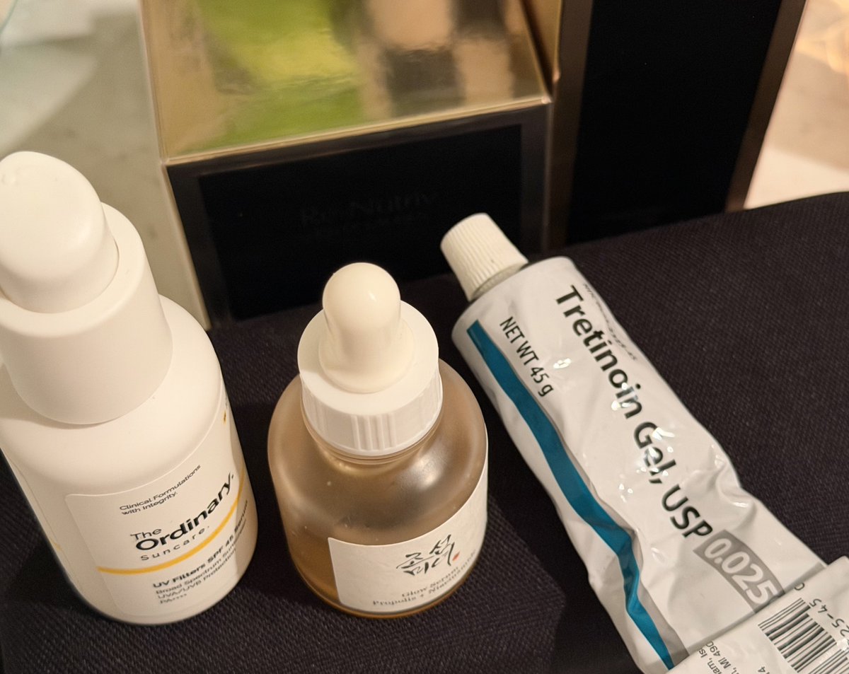 Peach_Market's tweet photo. Only thing not pictured is my hylronic but I shuffle between the ordinary 2% with b5 and anr Estée Lauder https://t.co/eqHCFDP4PF