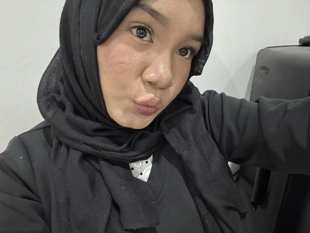 lisyaaraa's tweet photo. lamjut kumpul kkn😃 https://t.co/QiaJs46S5f