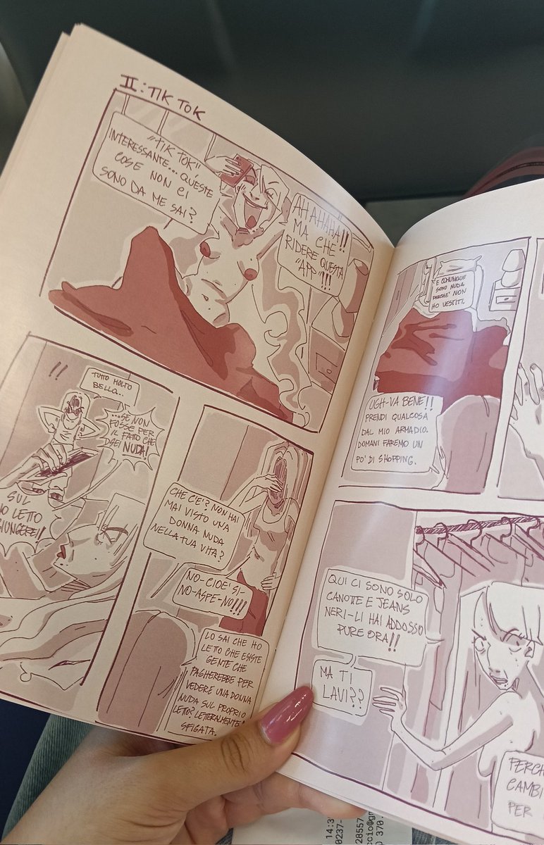 Pinknutss's tweet photo. Torno qui per dire che ho stampato il mio primo fumetto per un esame(che ho domani poi lol)🩷 ci ho lavorato su' per 2/3 mesi e per essere il mio primo stampato ne vado molto fiera del risultato finale :) https://t.co/0sXiBAfbr5