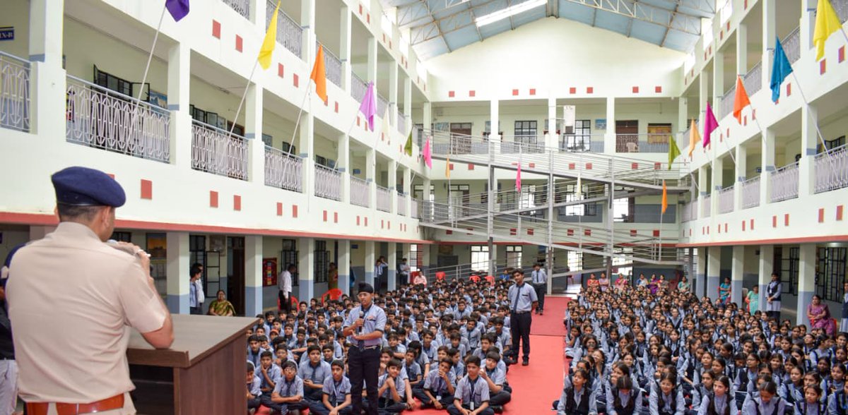 SP_DHAR_MP's tweet photo. पुलिस अधीक्षक धार श्री सचिन शर्मा के नेतृत्व में सेंट जॉर्ज हायर सेकेंडरी स्कूल एवं शासकीय कन्या महाविद्यालय, धार में विद्यार्थियों को साइबर सुरक्षा, डिजिटल फ्रॉड से बचाव एवं **1930** साइबर हेल्पलाइन के प्रति जागरूक किया गया।
*सजग रहें, सुरक्षित रहें।*
#DharPolice #MPPolice https://t.co/6YJRvOcszQ