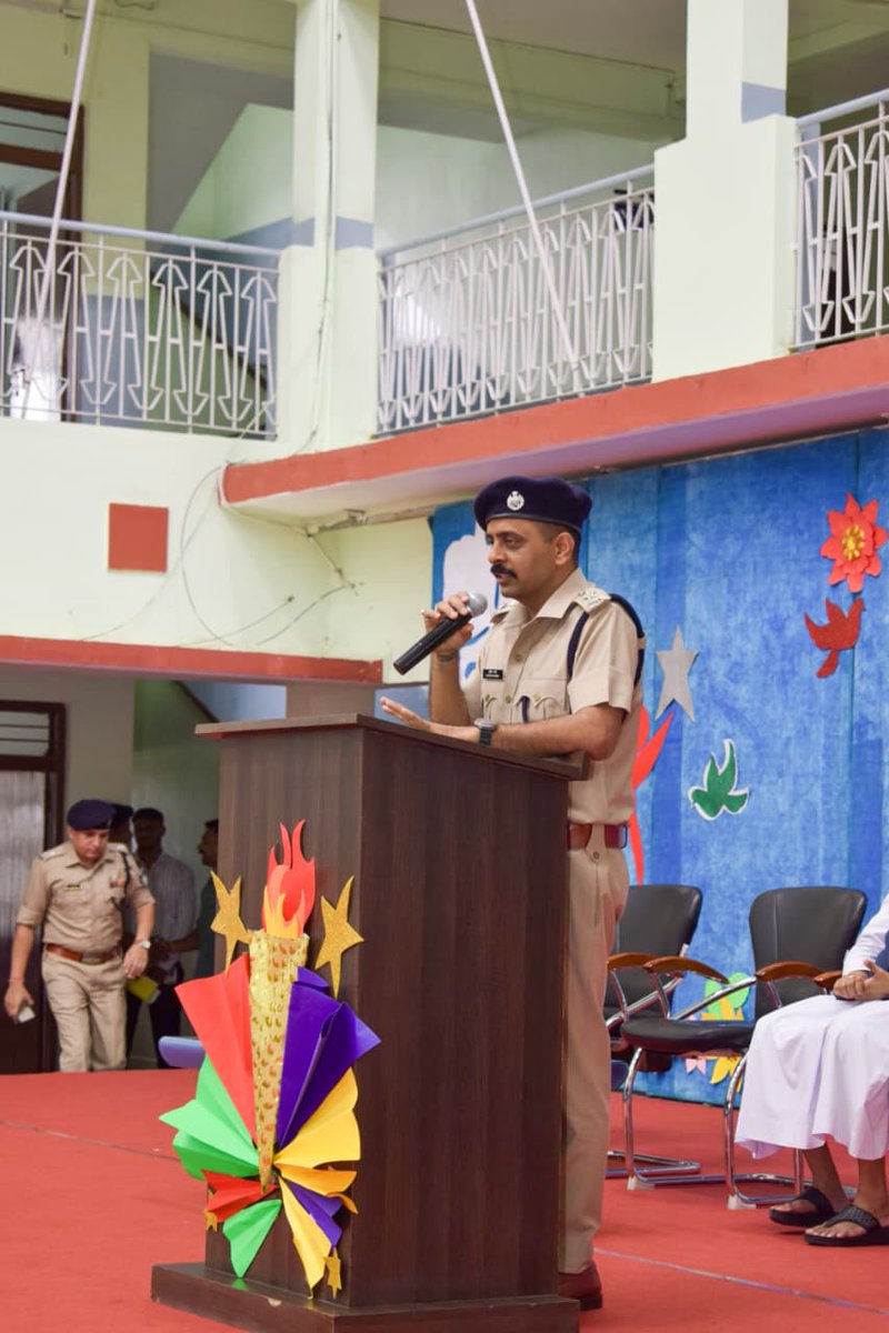SP_DHAR_MP's tweet photo. पुलिस अधीक्षक धार श्री सचिन शर्मा के नेतृत्व में सेंट जॉर्ज हायर सेकेंडरी स्कूल एवं शासकीय कन्या महाविद्यालय, धार में विद्यार्थियों को साइबर सुरक्षा, डिजिटल फ्रॉड से बचाव एवं **1930** साइबर हेल्पलाइन के प्रति जागरूक किया गया।
*सजग रहें, सुरक्षित रहें।*
#DharPolice #MPPolice https://t.co/6YJRvOcszQ