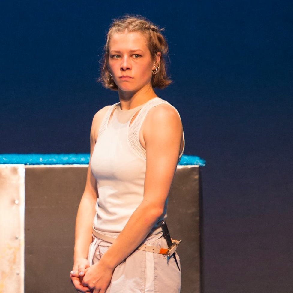 EmmaDsupremacy's tweet photo. emma d'arcy as romeo in "romeo &amp; juliet" https://t.co/fxmoTWb8w2