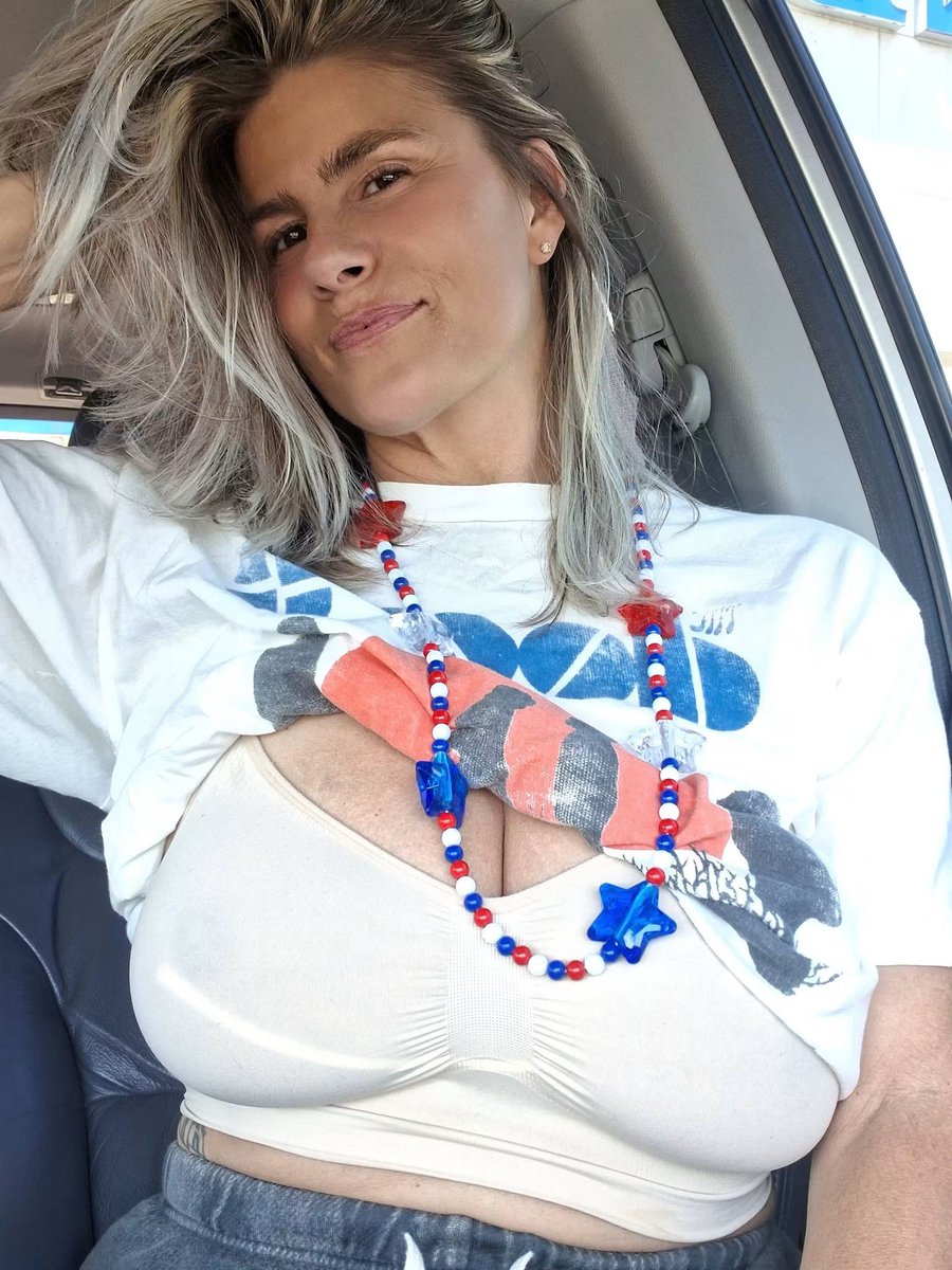 leonard_sa99734's tweet photo. Made a quick Honda run for some brake fluid ❣️ A friend is coming over later to change it for me and now I'm over here wondering if a proper thank you means I should return the favor 🤭😏 Guess we'll see how helpful he really is and know if I should go with him 🥵 💕 https://t.co/eqjejZk0YI