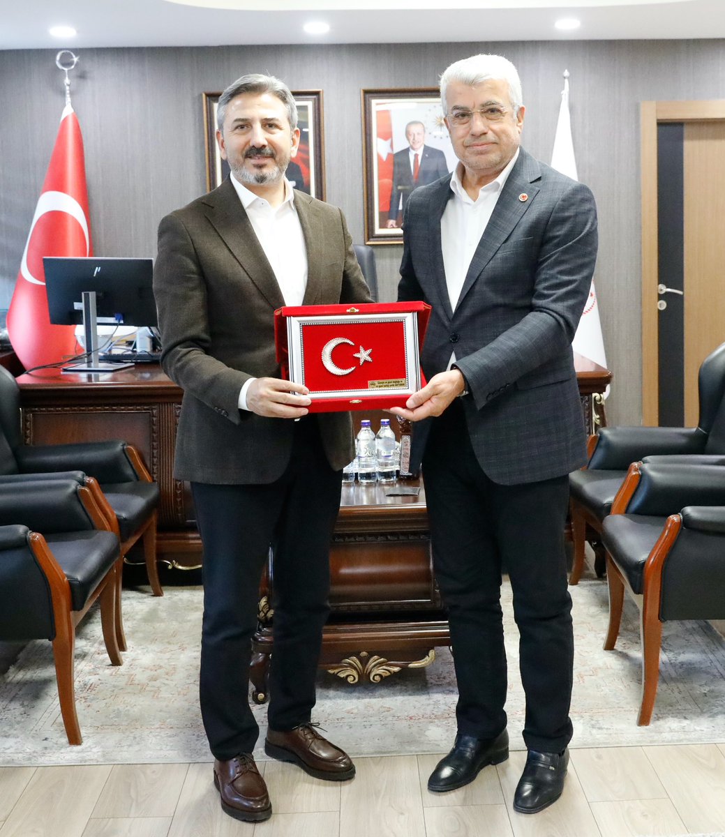 AhmetAYDIN_02's tweet photo. Adalet Bakanlığı Hukuk İşleri Genel Müdürü Sayın Erdinç Avşar, Adalet Bakanlığı Arabuluculuk Daire Başkanı Sayın Umut İlhan Durmuşoğlu, Muş Korkut Belediye Başkanı Sayın Haşim Arık ve Bölükyayla Önceki Dönem Belediye Başkanı Sayın Gaffari Akkuş’u Bakanlığımızda misafir ettik.

Hukuk, çalışma hayatı, yerel yönetimler ve bölgelerimizin gelişimine katkı sağlayacak konular üzerine verimli değerlendirmelerde bulunduk.

Kıymetli ziyaretleri dolayısıyla kendilerine teşekkür ediyorum.