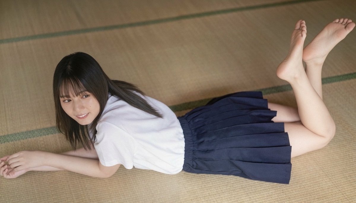 LOVEidolSOLE's tweet photo. 制服×裸足足裏たまらん♡

こさかなのグラビアで🧦脱いでてくれよぉ...と特に思ってたやつ。
特に１枚目は他カットでは裸足になってるのに足裏見たいカットで靴下履いてたのが残念だった記憶 https://t.co/HqNZZktC7Y