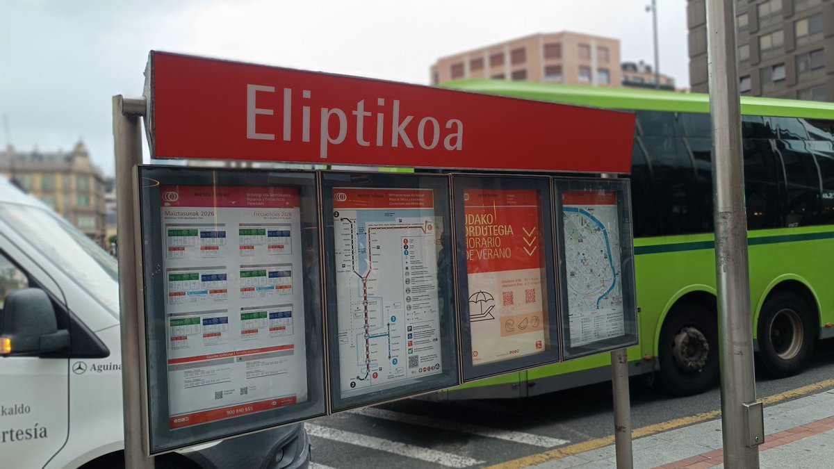 Galder_Agudo's tweet photo. Agur Moyua, kaixo Eliptikoa.

🔄 Dos días después del cambio de la denominación oficial de la plaza, Metro Bilbao actualiza la señalética de la estación.

La plaza fue renombrada a F. Moyua en 1937, durante la 1ª legislatura municipal en manos de los franquistas. https://t.co/luqwwycxhM