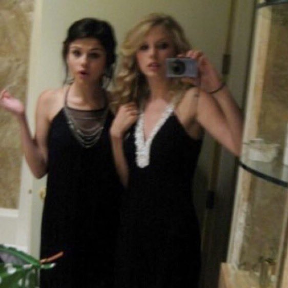 shortngmz's tweet photo. sisters for life https://t.co/lOpxX3kGja