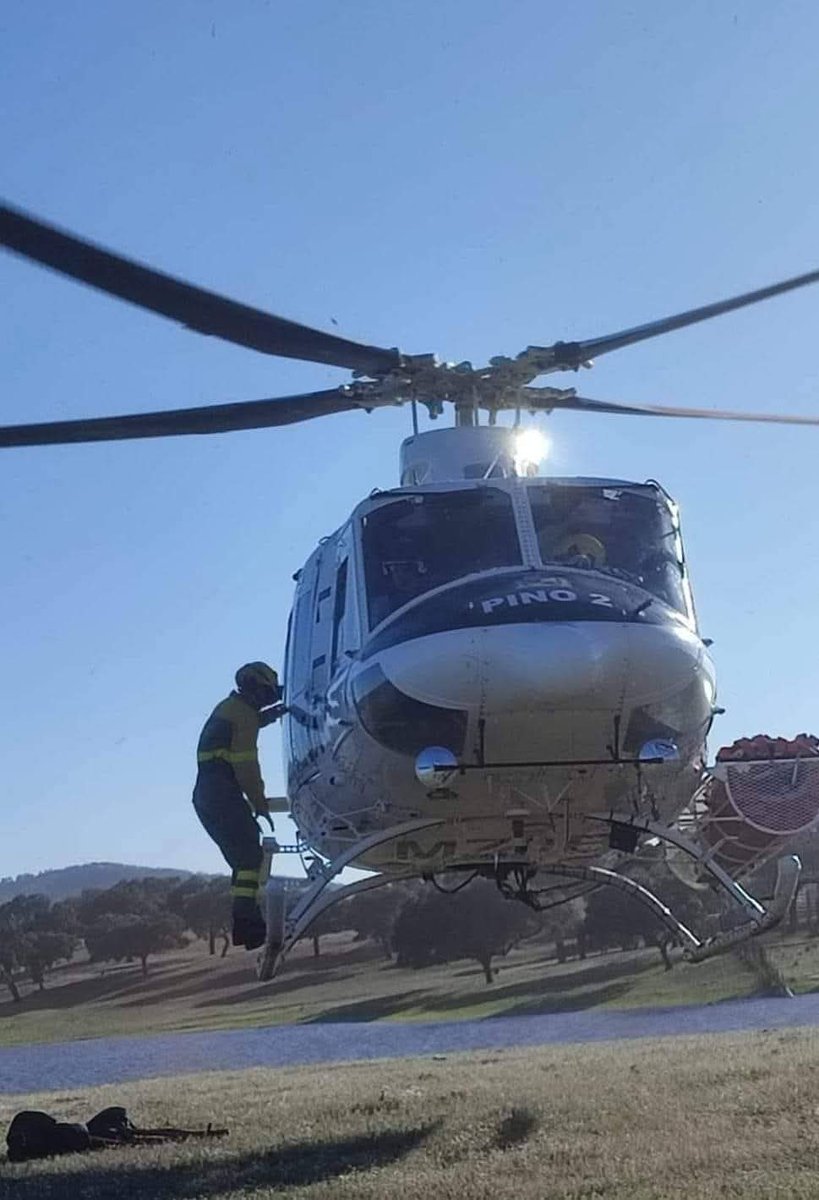 BRIF_PINO's tweet photo. Todas las situaciones de #riesgo producen estrés, entrenar dichas situaciones, minimiza el riesgo de entrar en #shock cuando se llega al extremo.
Por ello las #BRIF y  #BOMBEROSFORESTALES de otras unidades entrenamos situaciones de estrés.
Practica de #embarques y #desembarques https://t.co/Euj7JjKdnj