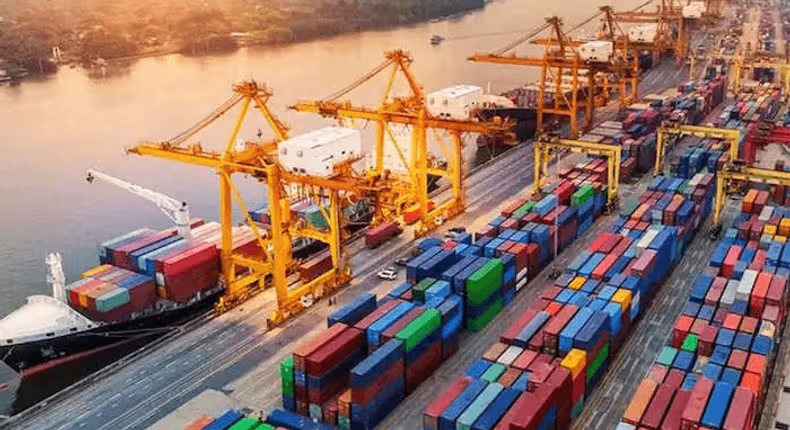 BusInsiderSSA's tweet photo. Nigeria's🇳🇬 export earnings reached $1.2 billion in the first five months of the year, with a significant increase in container throughput.

The Nigeria Customs Service processed 21,376 export containers, reflecting heightened export activity and sustained trade facilitation measures.

Export profits bounced back after a decline in March, peaking at $275.90 million in May.

Container volumes more than doubled between March and April, indicating strong export momentum.