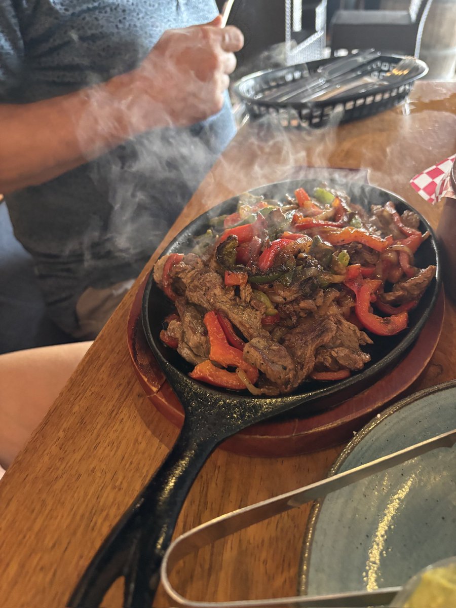 GatorGirl_swamp's tweet photo. Enjoying a little #lunch of fresh taquitos, fajitas, &amp; nachos #foodblogger #TravelwithTherese #foodlover #stmartin https://t.co/VEAgx0s2U0