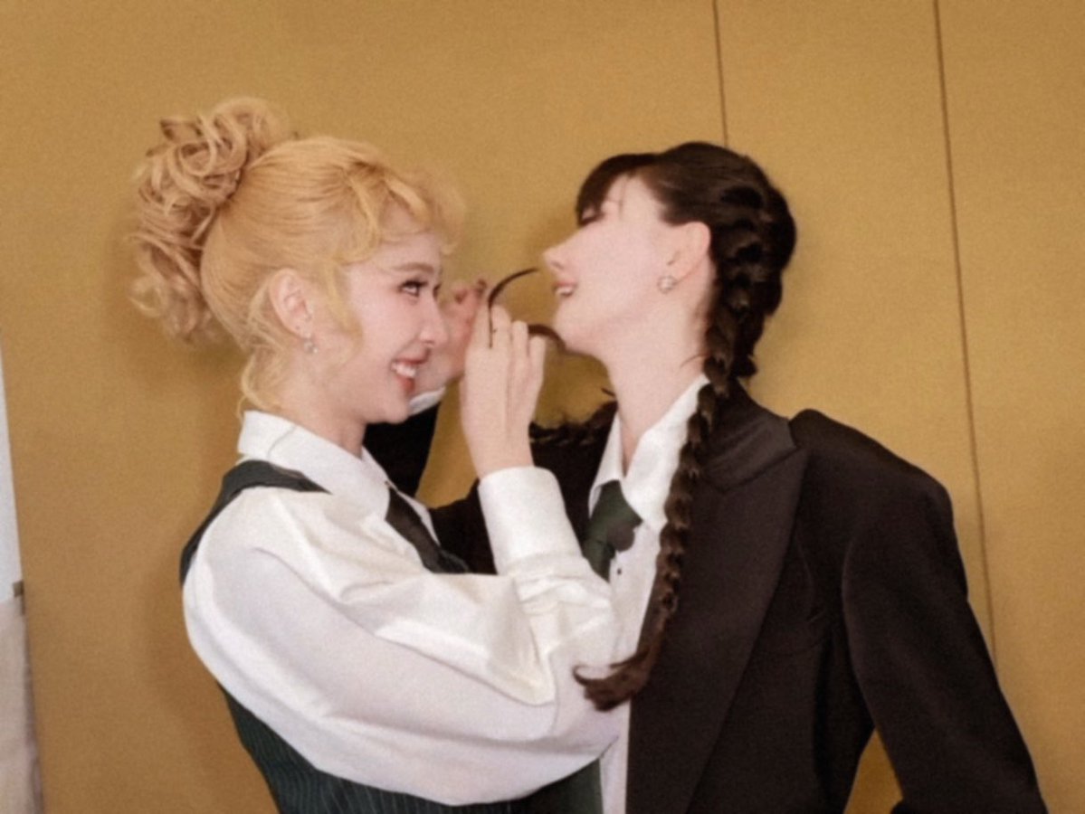 ryuboredyet's tweet photo. i feel so high school
every time i look at you https://t.co/xqdoJEpQKs