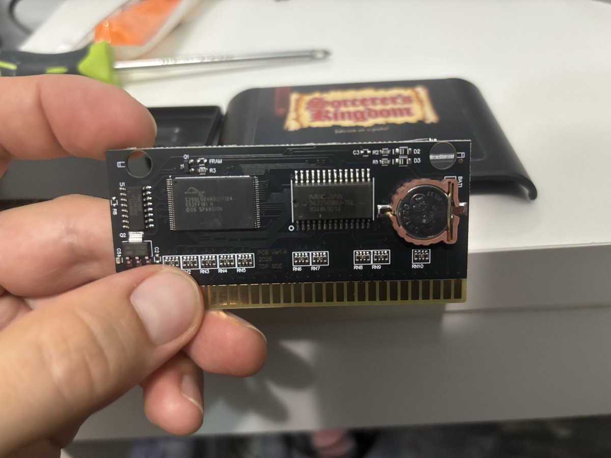 todorpgpodcast's tweet photo. Tras analizar el hardware de Sorcerer's Kingdom, es evidente que los problemas de corrupción de datos se originan por la incompatibilidad de voltajes entre la memoria Flash NOR y la SRAM. Esta inestabilidad se manifiesta principalmente al realizar guardados en múltiples slots. https://t.co/ZV1hUut7y9