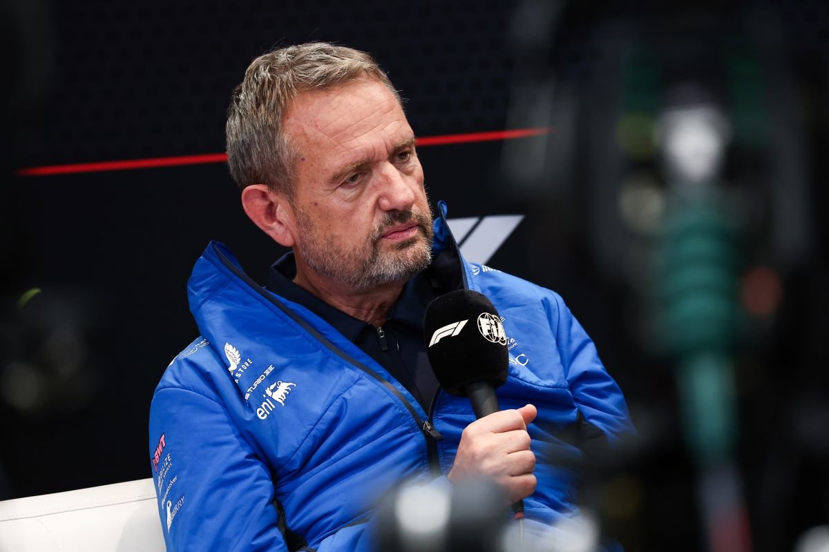alpineclub_esp's tweet photo. 🚨 ¡Steve Nielsen habla sobre si Franco Colapinto pilotará para Alpine en 2027!  

🗣 "Pierre tiene el puesto asegurado para la próxima temporada. Franco, no. ¿Está haciendo lo suficiente?"

🗣 Nielsen: "Bueno, todo el mundo quiere más. Creo que Franco es un piloto que ha tardado en arrancar, si me atrevo a decirlo. Está mejorando. 

Este año ya ha hecho algunas buenas carreras. Miami fue bien. China fue bien. Está mejorando. Así que creo que está ahí por méritos propios y, cuando llegue el momento, tomaremos las decisiones. 

Si es lo suficientemente bueno, se quedará, y si no lo es, habrá una opción mejor. Así es la Fórmula 1".